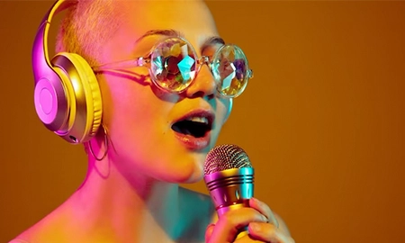 O gênero musical pop é derivado do rock, mas teve forte influência de outros estilos musicais populares, como o jazz, o soul e o country. O pop começou a se desenvolver a partir dos anos 1930, mas somente vinte anos depois, em 1950, que ganhou evidência. Nos anos 1980, dois grandes nomes do gênero se destacaram e são admirados até hoje: Michael Jackson e Madonna. Ambos fizeram tanto sucesso na época que ganharam o título de rei e rainha do pop.