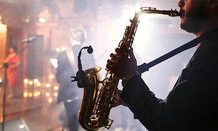 Oriundos da cultura afro-americana, o jazz é um estilo marcado pela criatividade, liberdade e improvisação. Antes de se tornar o que é hoje, o jazz gerou muitos subgêneros ao longo dos anos, como o swing, o bebop, o soul jazz e o fusion jazz.