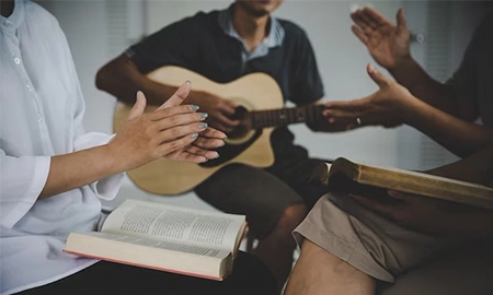 Durante a Idade Média, a Igreja Católica exercia bastante influência na sociedade europeia, ditando a conduta moral, social, política e artística a ser seguida, e a música era parte importante das missas.