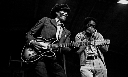 O blues é um gênero musical que surgiu no século 19, no Sul dos Estados Unidos. Esse estilo musical é resultado da mistura da cultura africana com a ocidental. A palavra blues se refere a algo triste e melancólico.