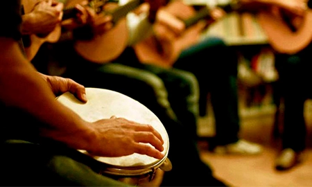 O samba é um gênero musical alegre e de cadência envolvente que surgiu na Bahia, no século 19, mas se desenvolveu no Rio de Janeiro a partir do século 20. Por sua tamanha importância para a cultura popular brasileira, a Unesco decretou o samba de roda como Patrimônio Imaterial da Humanidade.